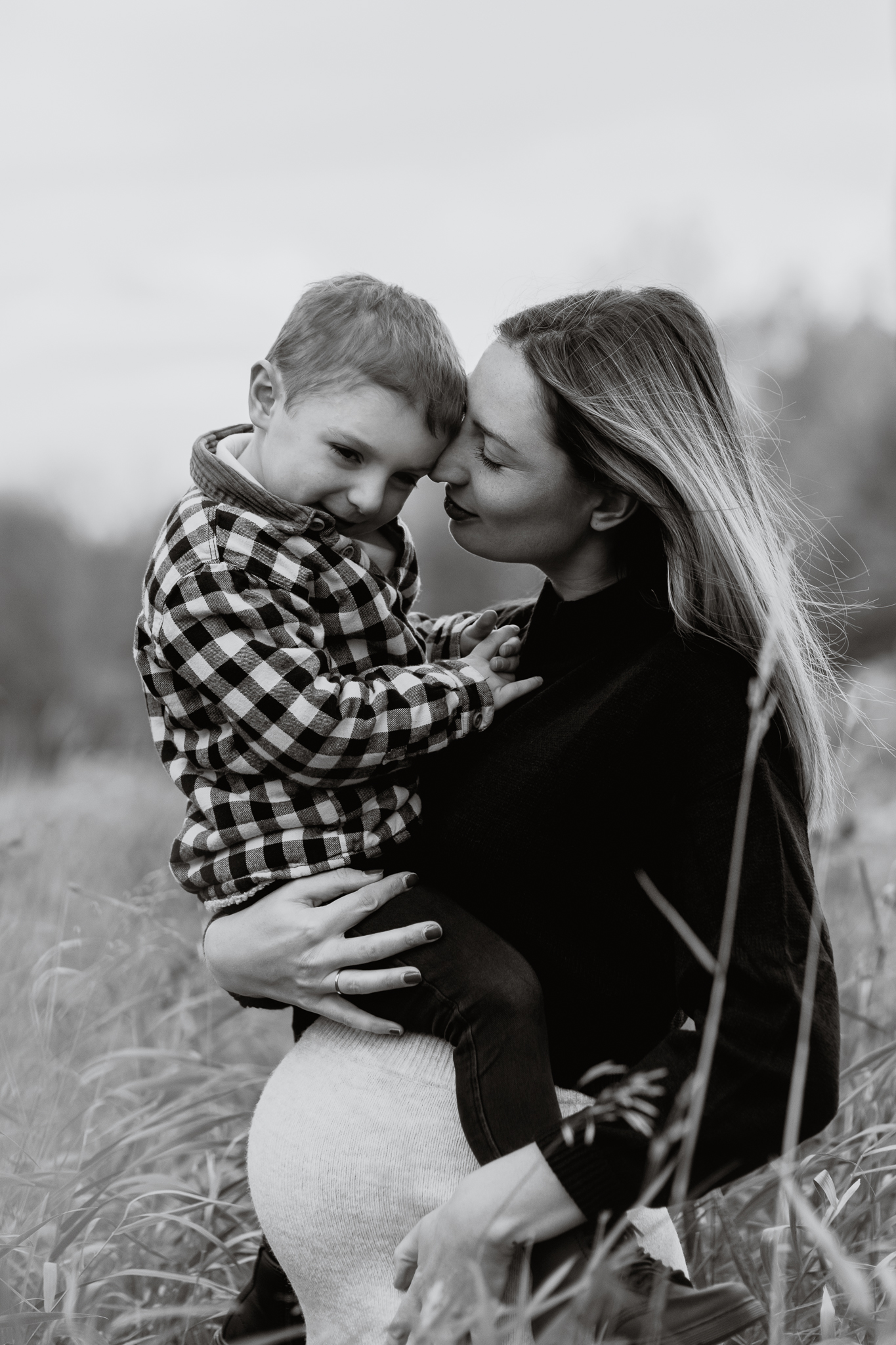 Photo spontanée d’une famille en séance maternité au coucher du soleil