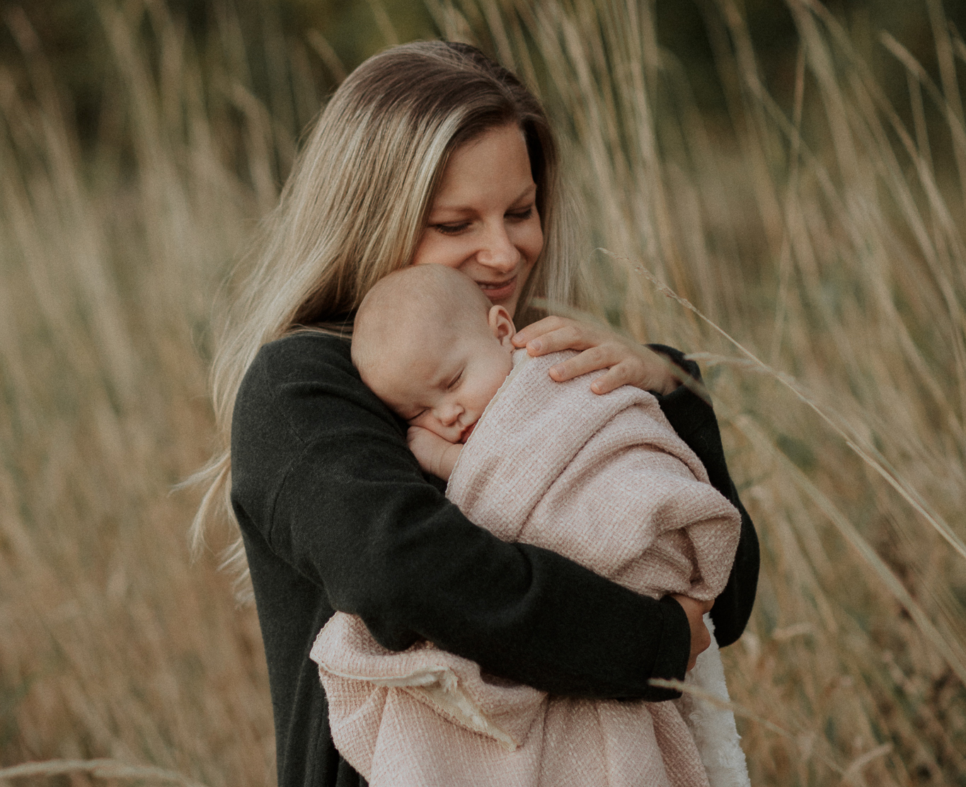 Séance maternité à Québec – couple attendant un bébé en lumière naturelle