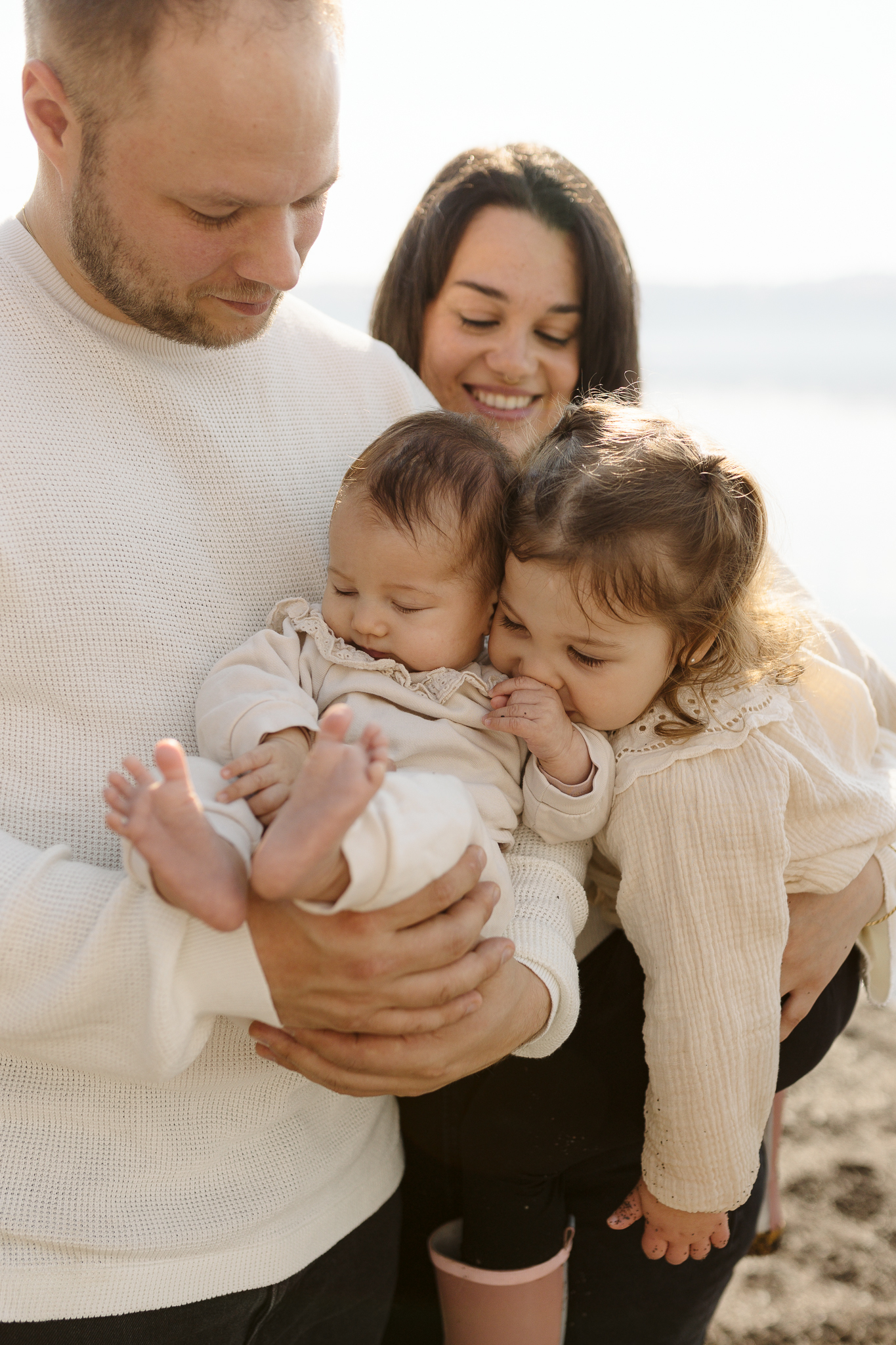 Maman qui tient son enfant lors d’une séance photo à Québec
