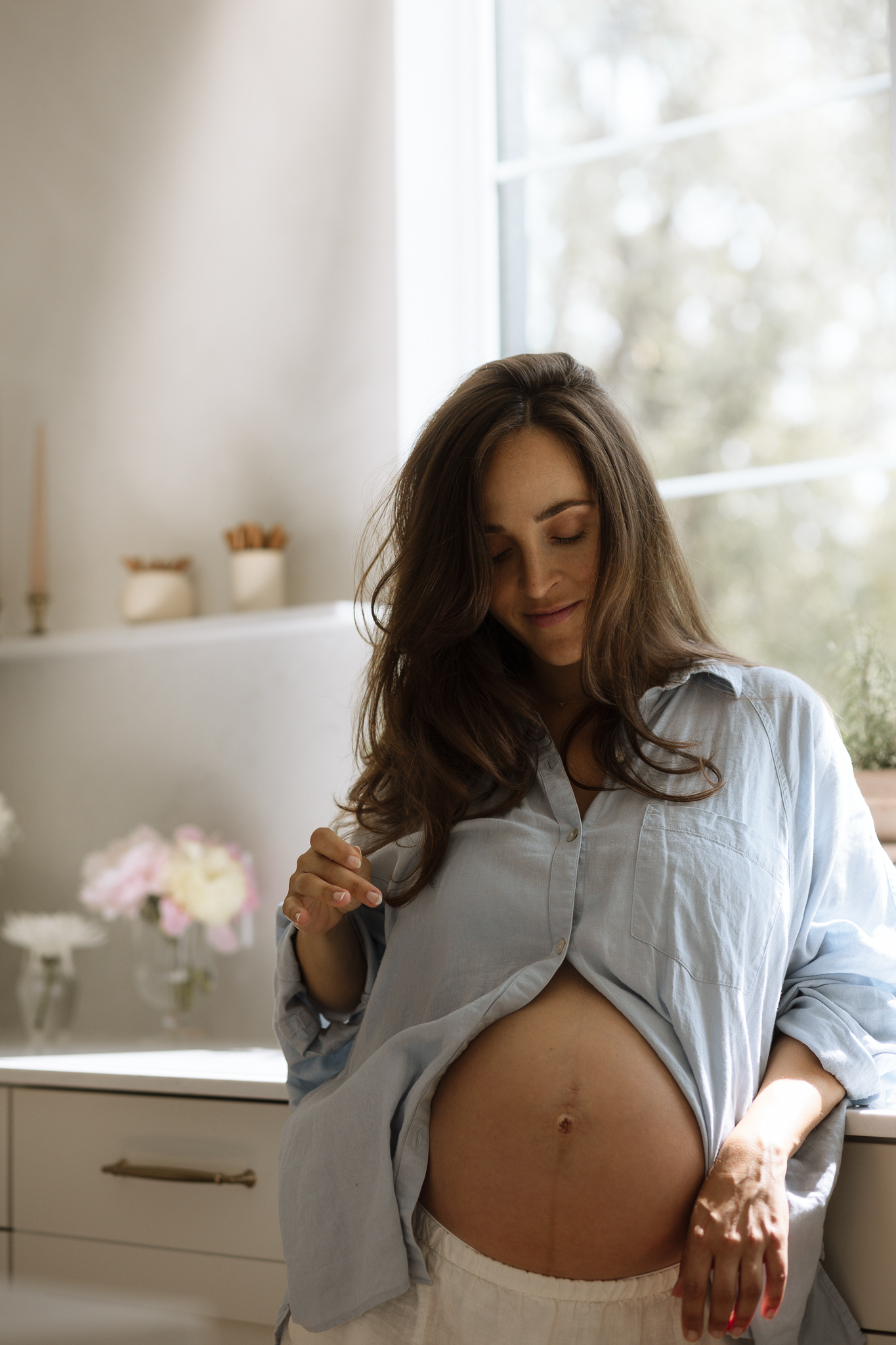 Séance maternité naturelle avec la famille au complet en lumière douce
