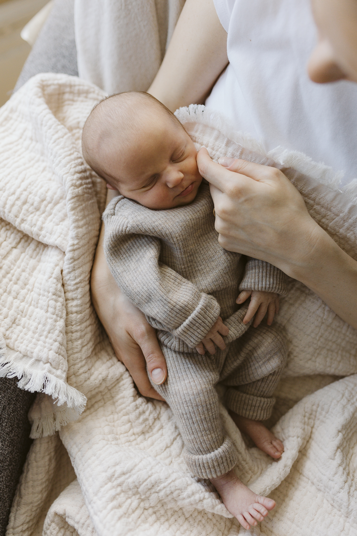 Séance nouveau-né à Québec – bébé en lumière naturelle