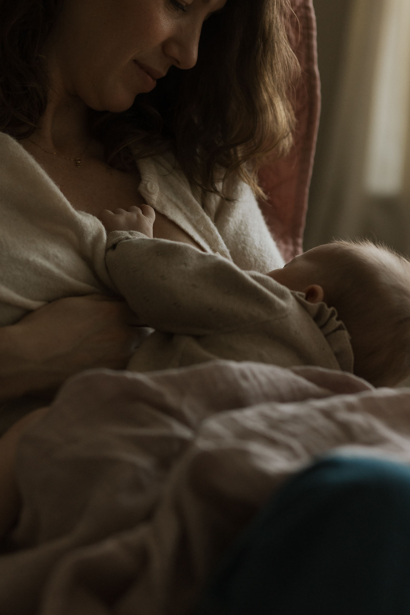 Séance nouveau-né à Québec – bébé en lumière naturelle