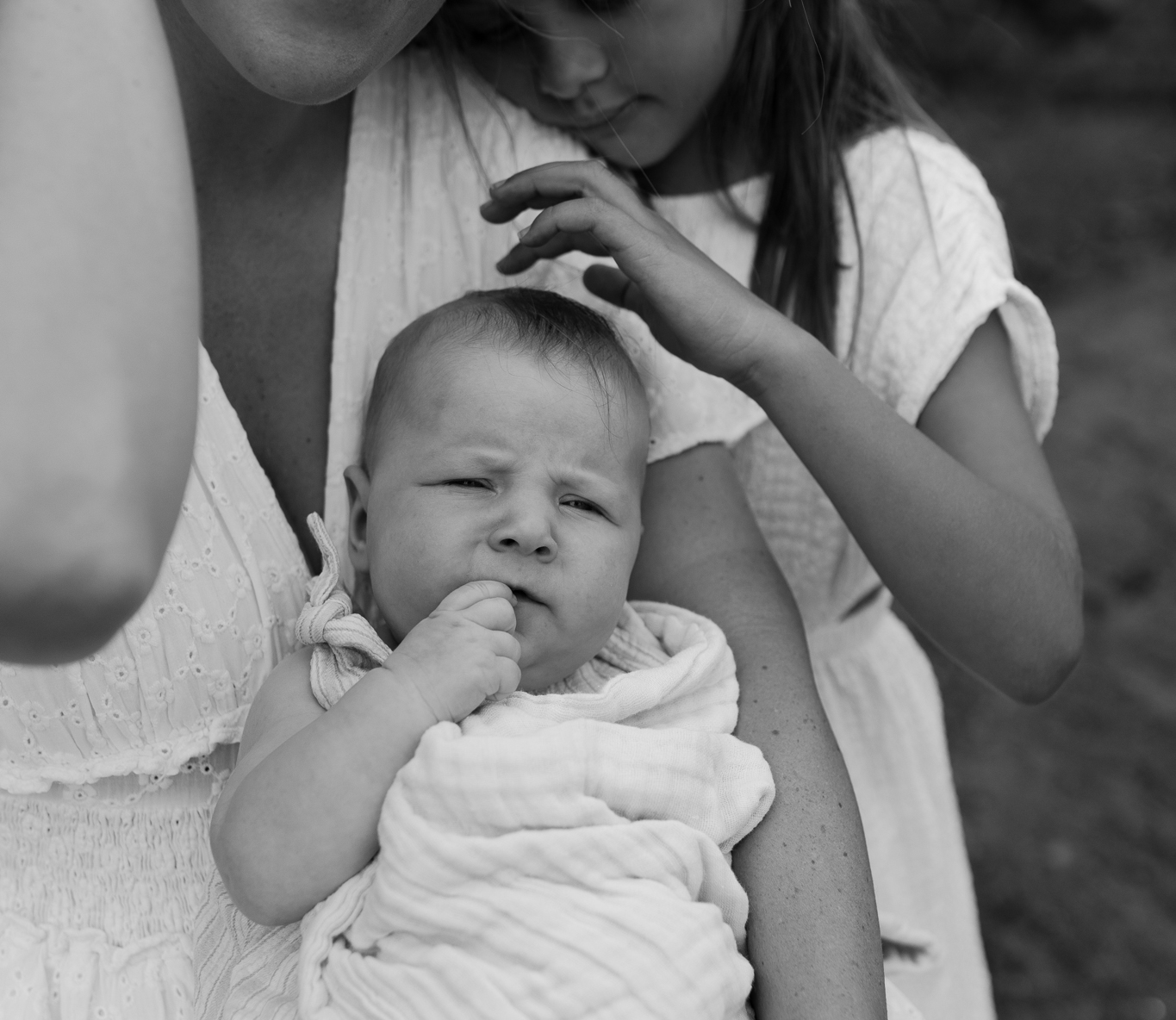 Séance maternité à Québec – maman tenant son enfant en lumière naturelle
