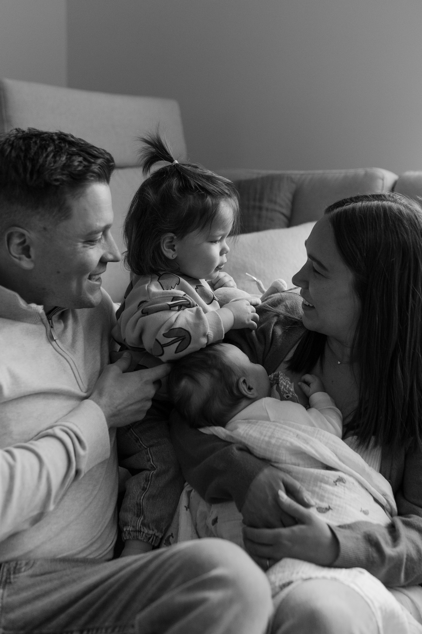 Séance nouveau-né à Québec – bébé en lumière naturelle