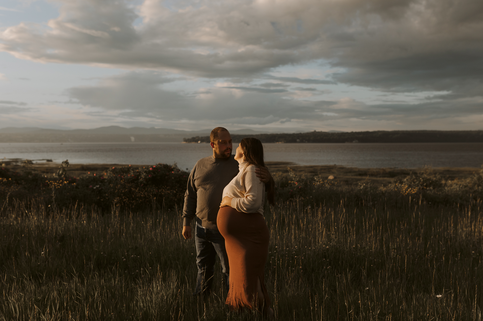 Séance maternité naturelle avec la famille au complet en lumière douce