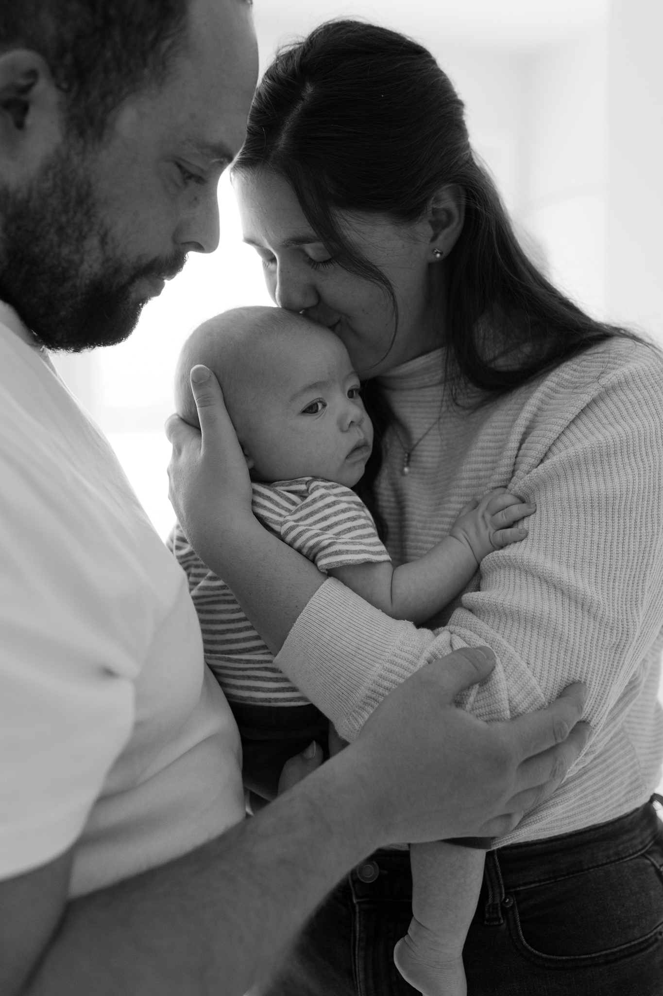Séance maternité à Québec – maman tenant son enfant en lumière naturelle