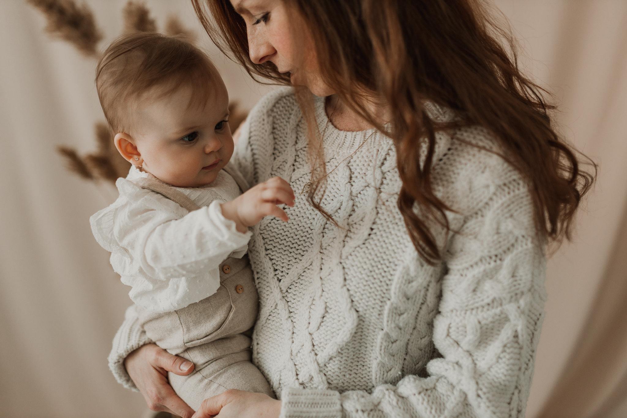 Séance maternité à Québec – maman tenant son enfant en lumière naturelle