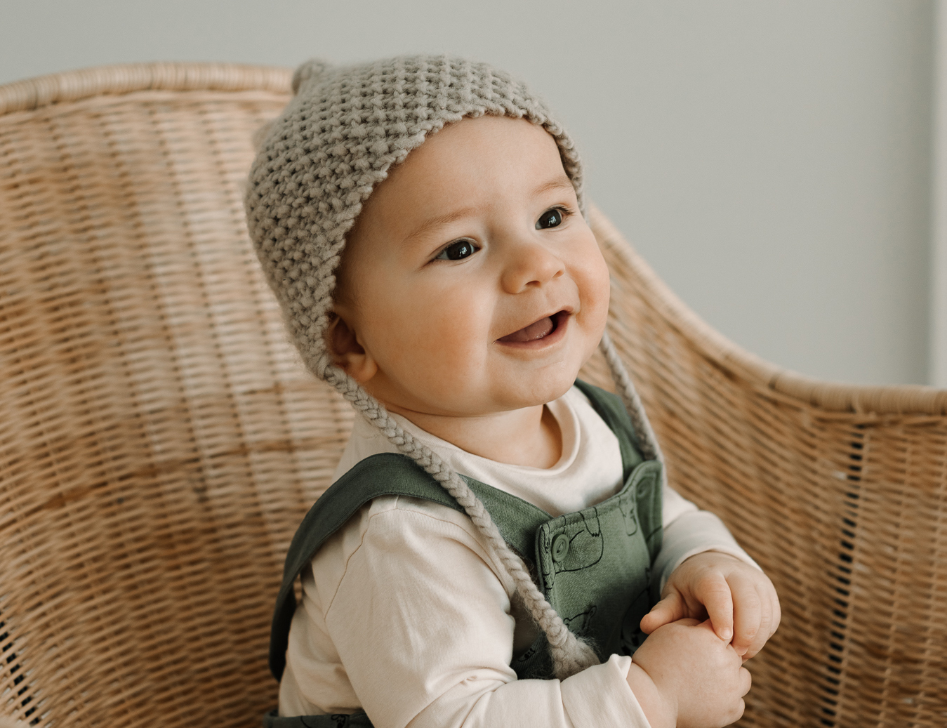 Bébé en moment de calme lors d’une séance à domicile