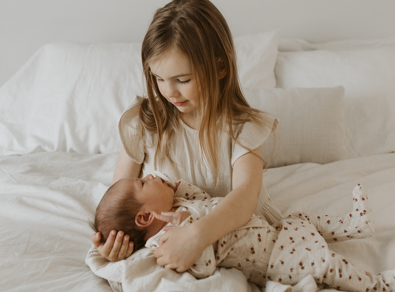 Séance nouveau-né à Québec – bébé en lumière naturelle