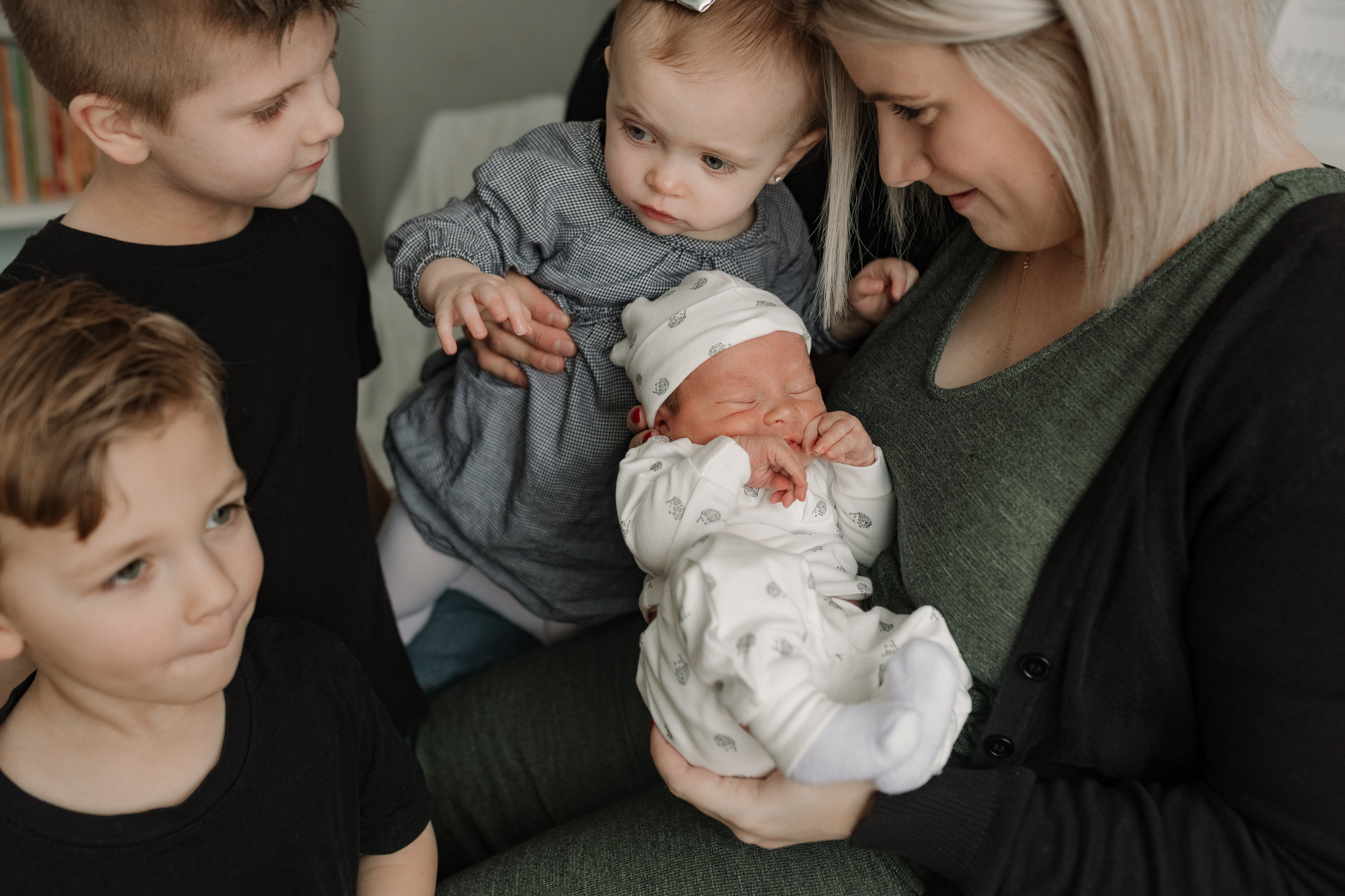 Séance nouveau-né à Québec – bébé en lumière naturelle