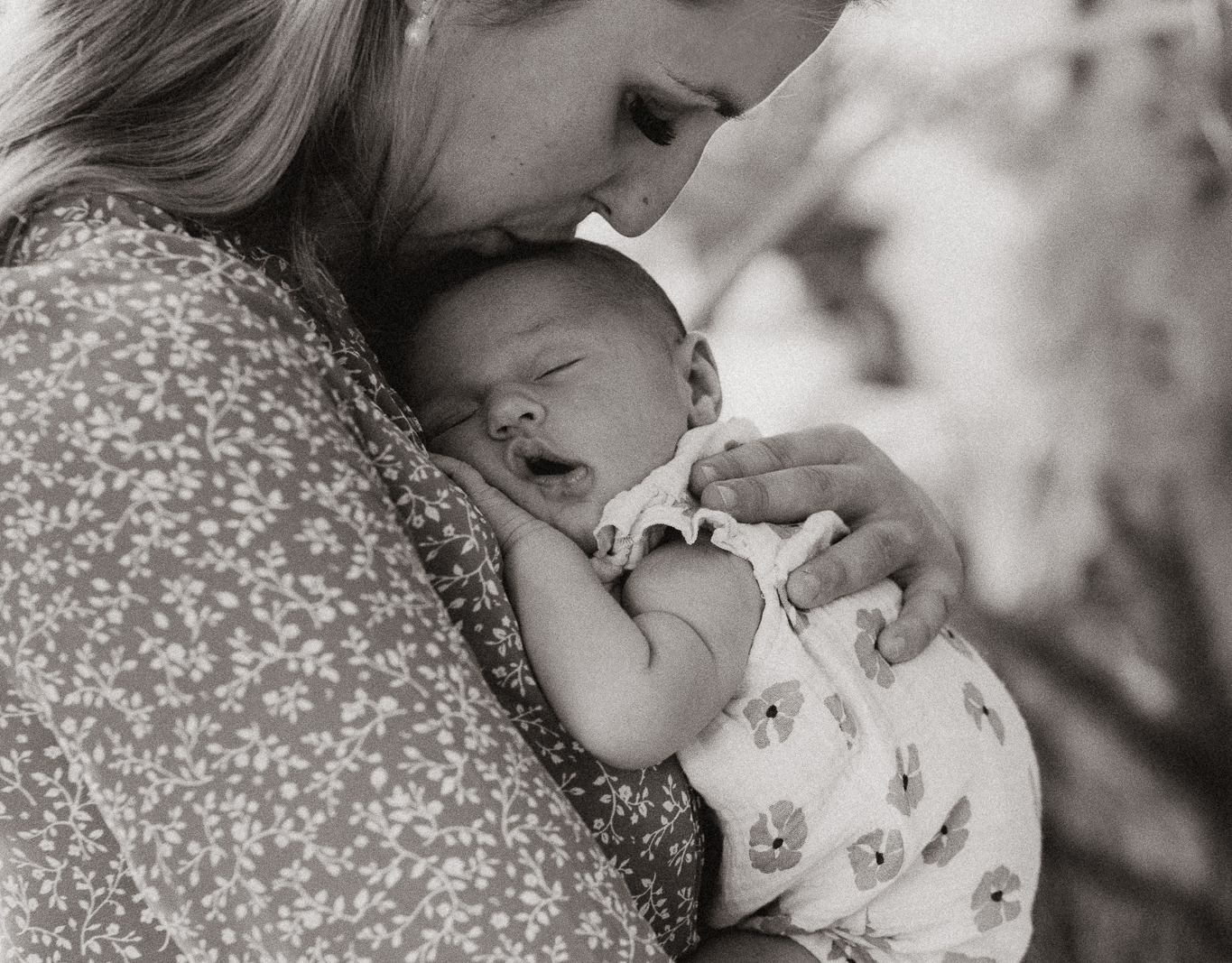 Séance nouveau-né à Québec – bébé en lumière naturelle