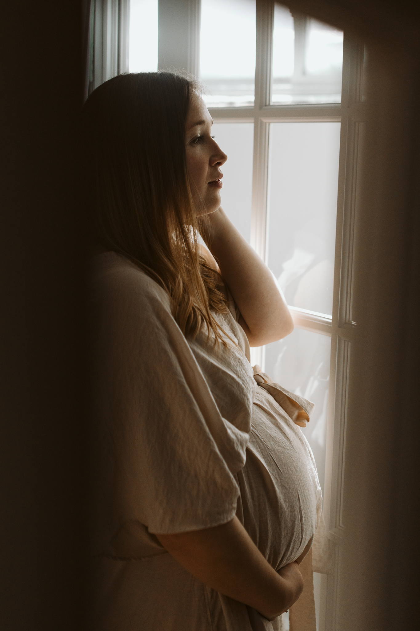 Photo spontanée d’une famille en séance maternité au coucher du soleil