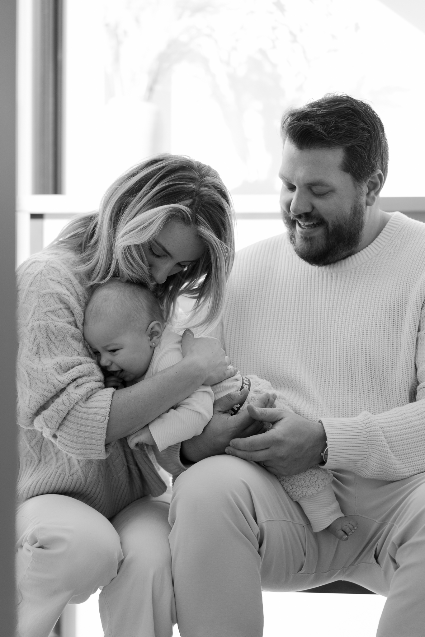 Séance maternité à Québec – maman tenant son enfant en lumière naturelle