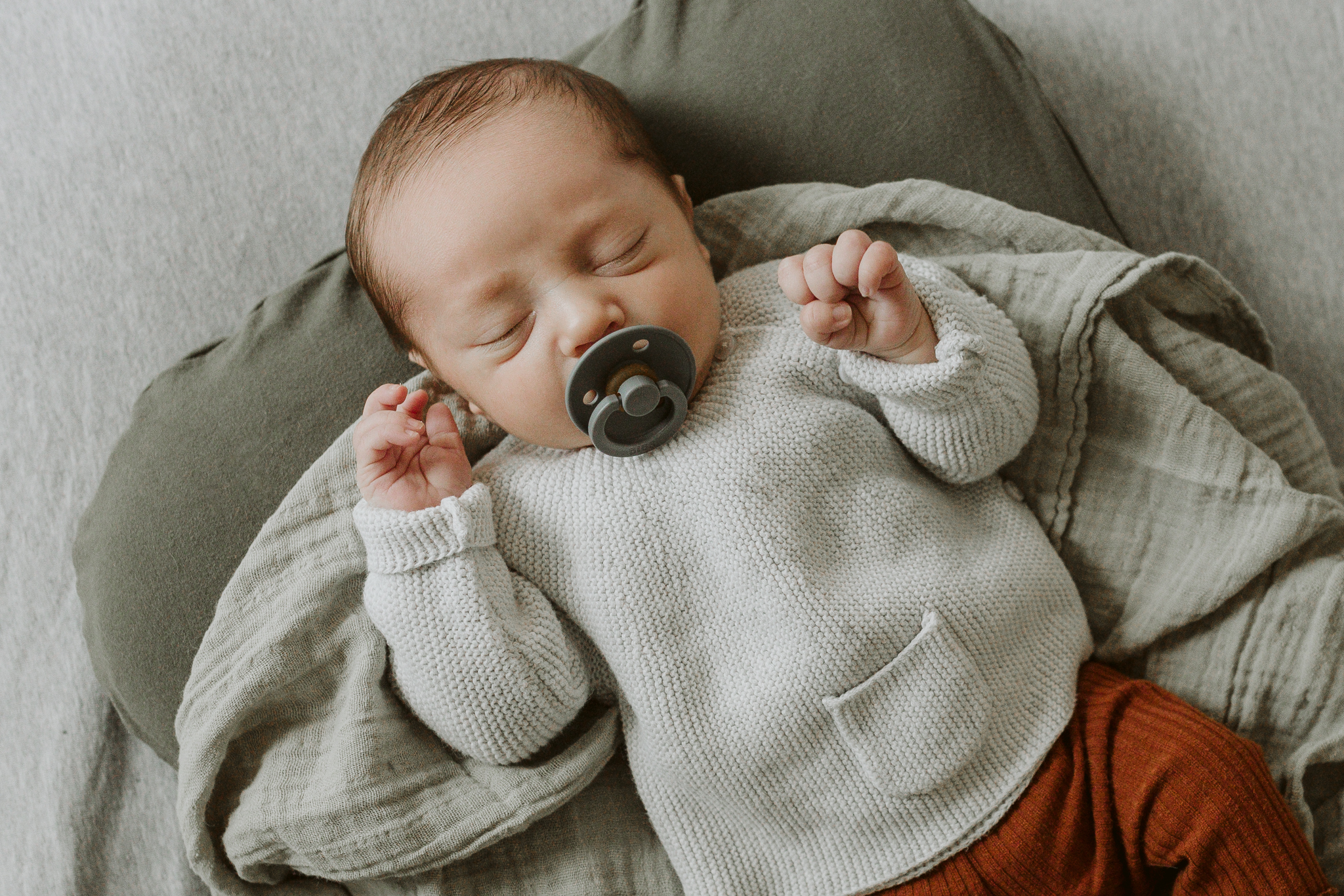 Séance nouveau-né à Québec – bébé en lumière naturelle