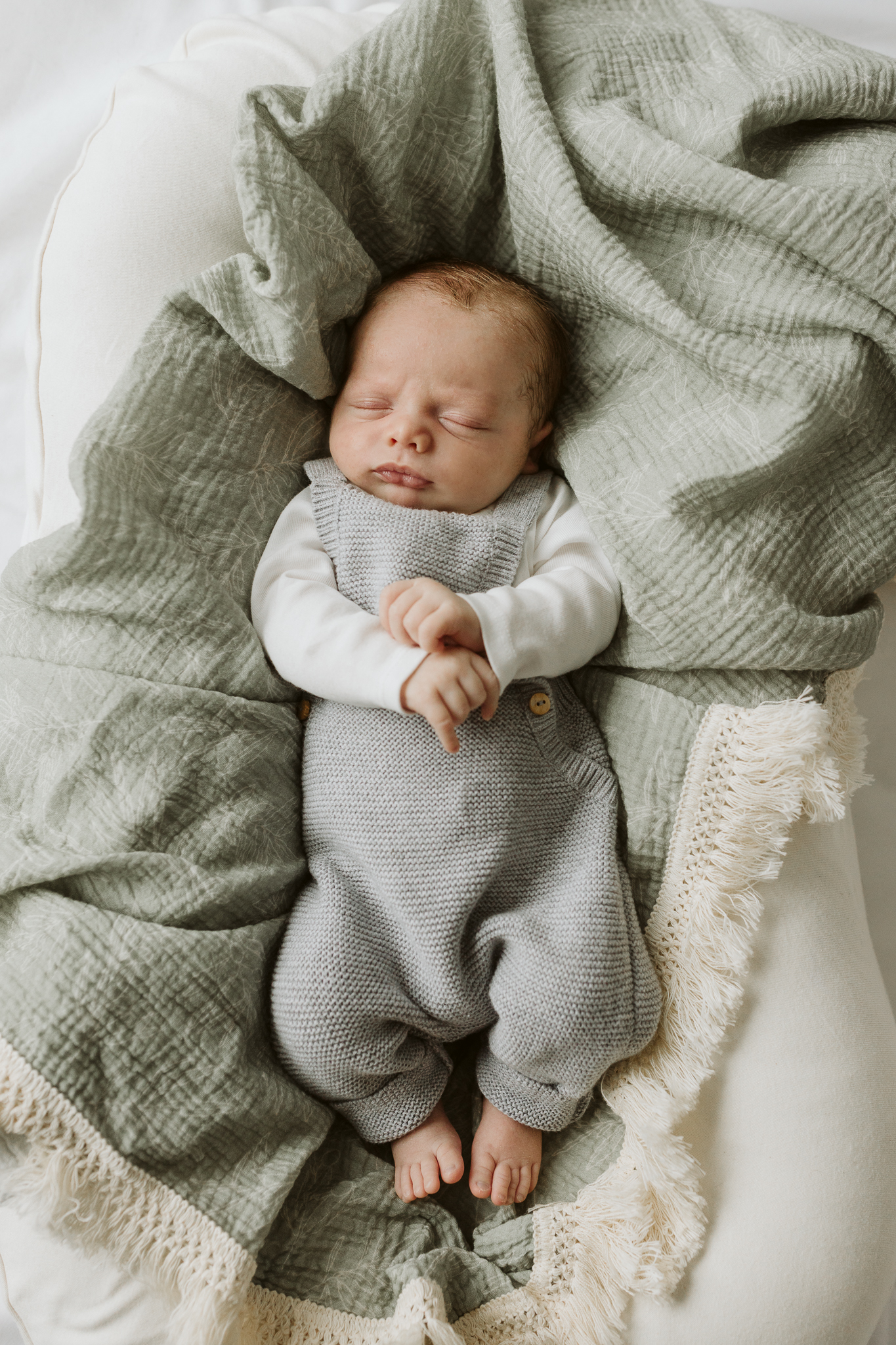 Séance nouveau-né à Québec – bébé en lumière naturelle