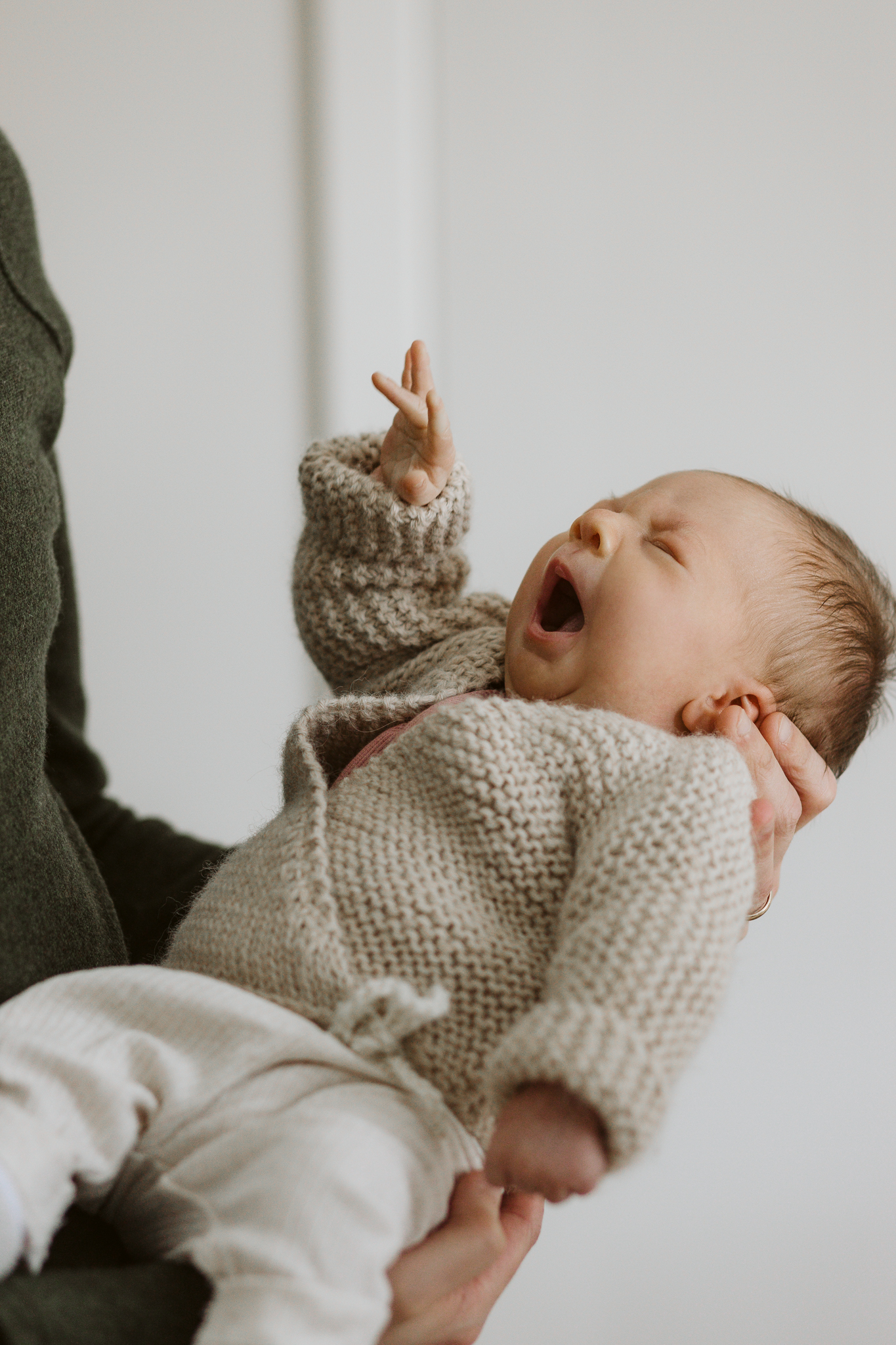 Séance nouveau-né à Québec – bébé en lumière naturelle