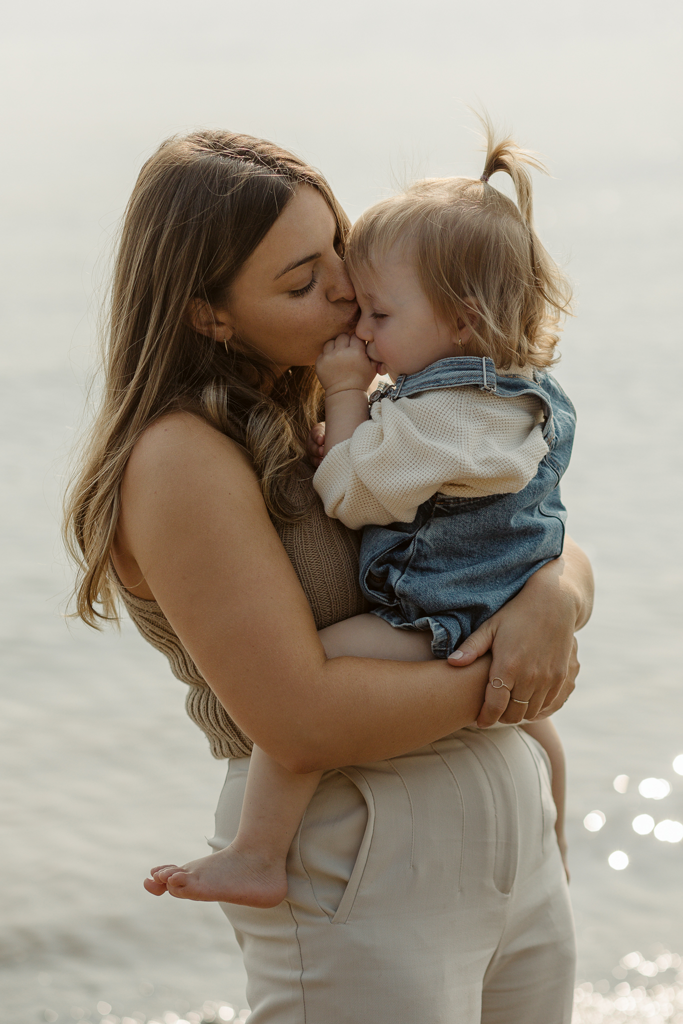 Photographe maternité Québec – moment doux entre une maman et son enfant