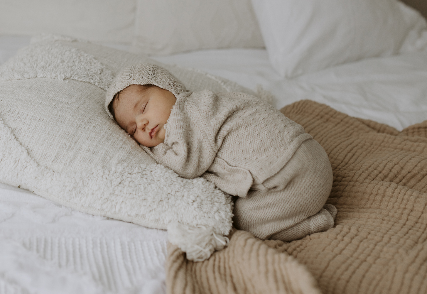 Séance nouveau-né à Québec – bébé en lumière naturelle