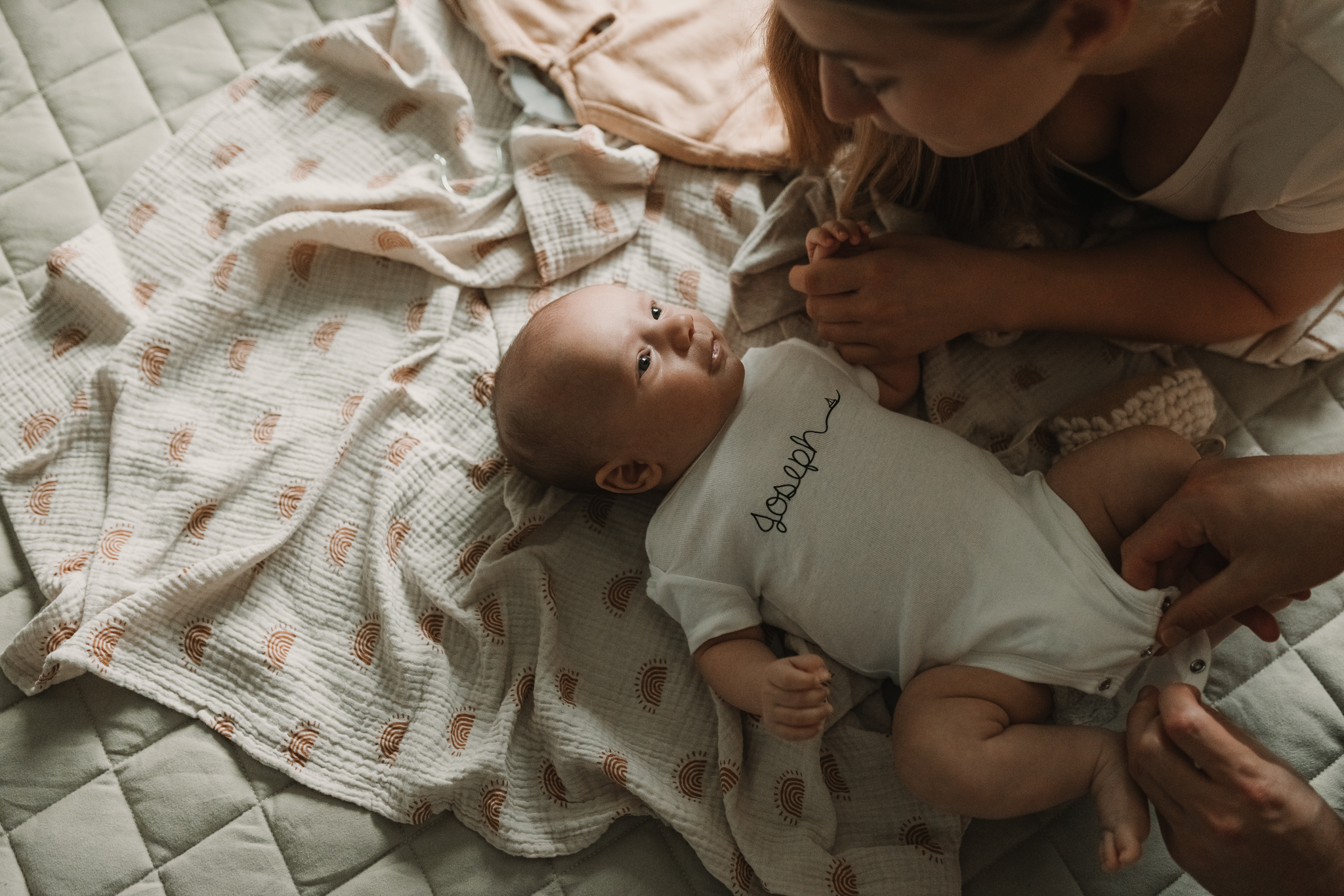 Séance maternité à Québec – maman tenant son enfant en lumière naturelle