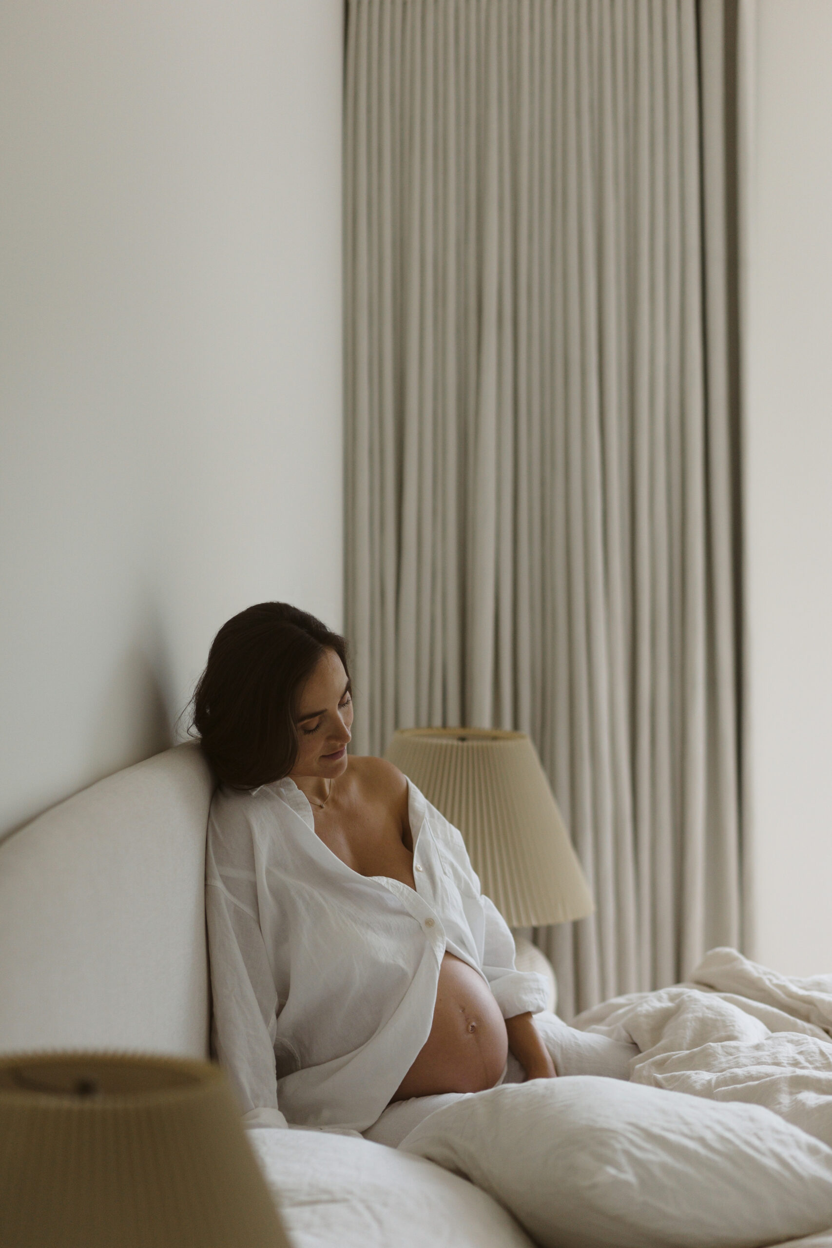 Photo spontanée d’une famille en séance maternité au coucher du soleil