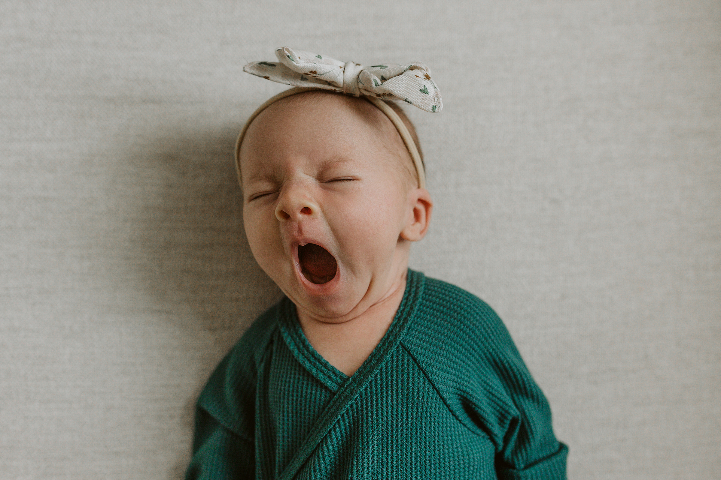 Séance nouveau-né à Québec – bébé en lumière naturelle