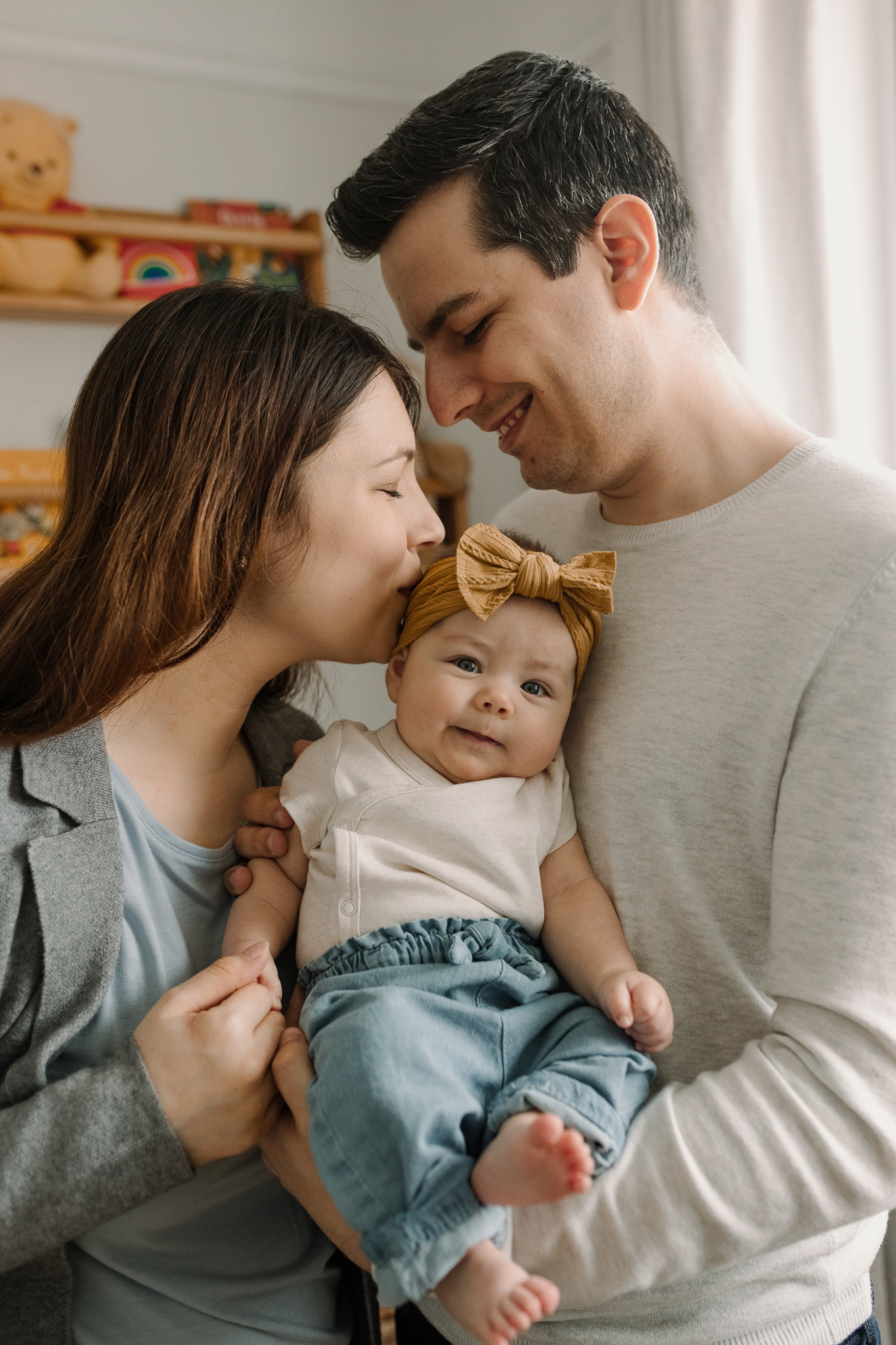 Séance maternité à Québec – maman tenant son enfant en lumière naturelle