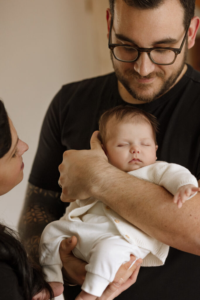 Séance nouveau-né à Québec – bébé en lumière naturelle
