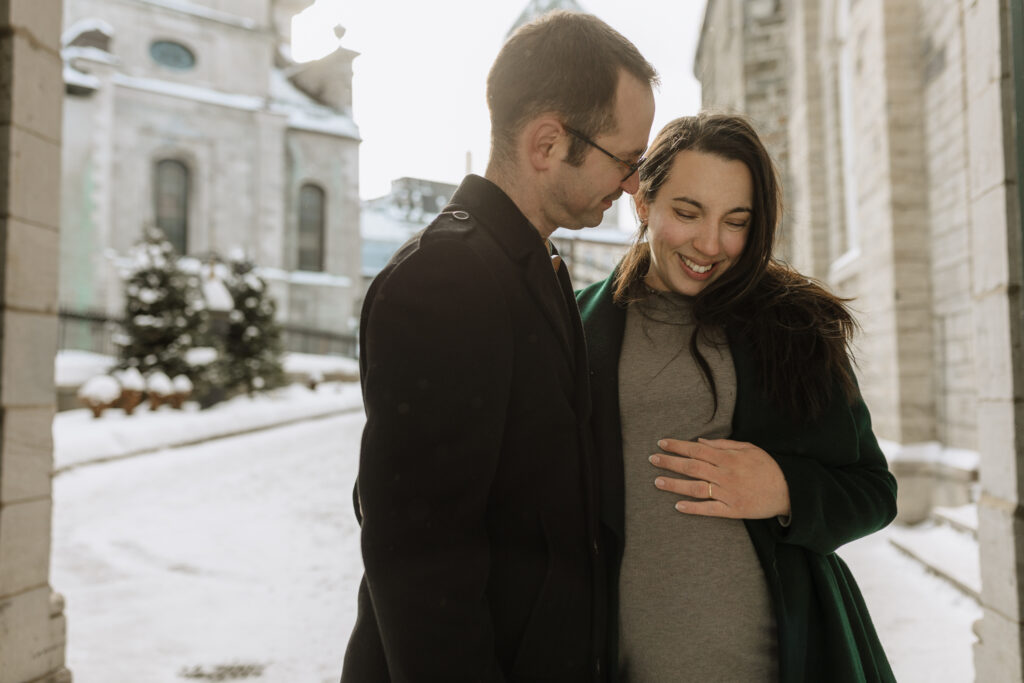 Séance maternité naturelle avec la famille au complet en lumière douce