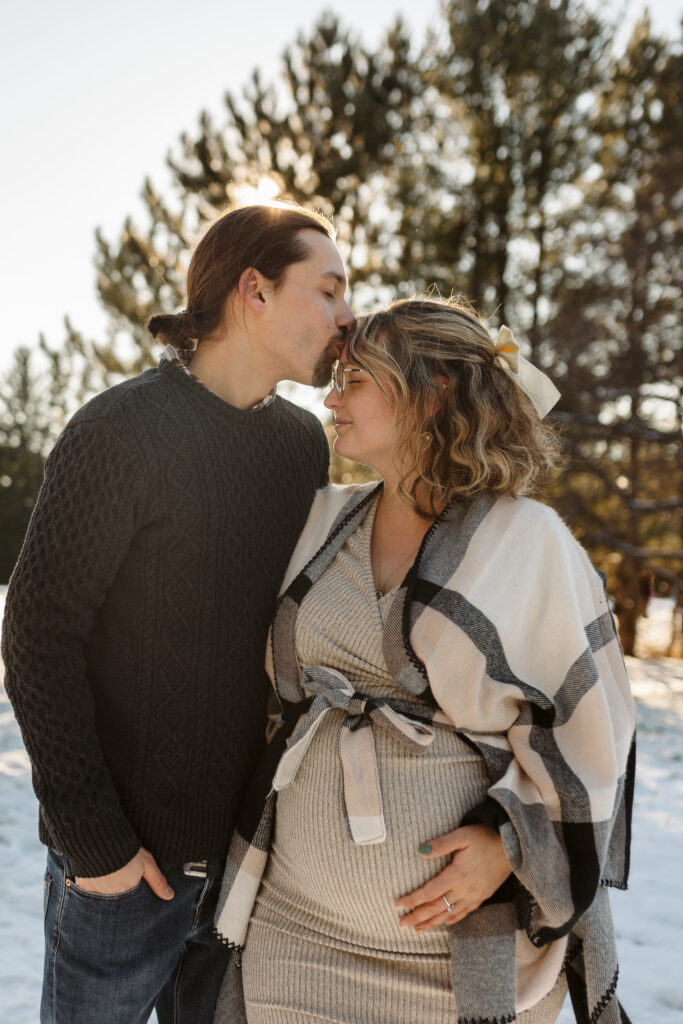 Séance maternité naturelle avec la famille au complet en lumière douce