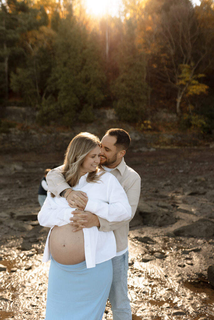 Séance maternité naturelle avec la famille au complet en lumière douce
