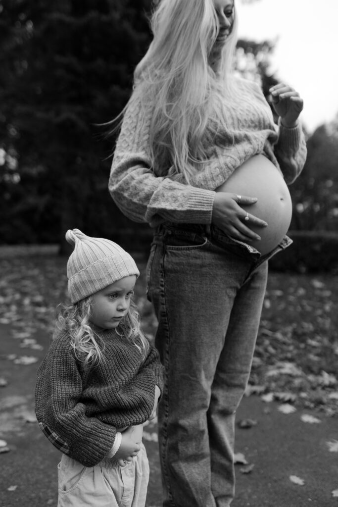 Photo spontanée d’une famille en séance maternité au coucher du soleil