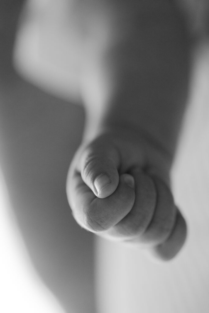 Séance nouveau-né à Québec – bébé en lumière naturelle