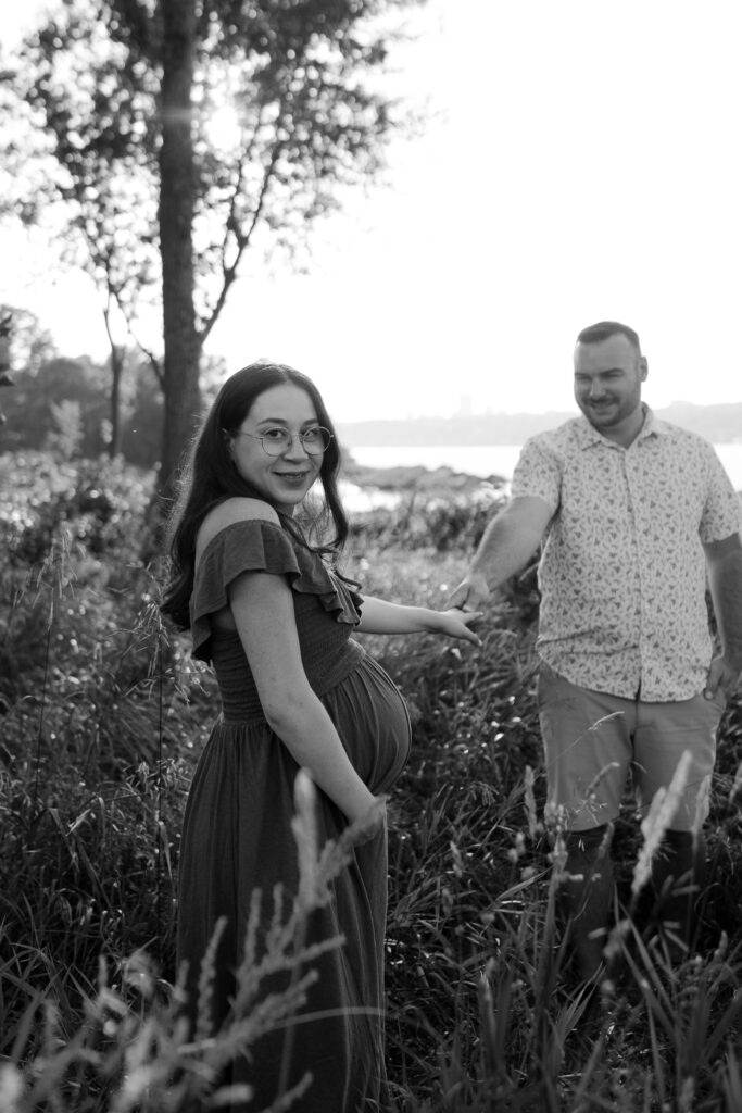 Photo spontanée d’une famille en séance maternité au coucher du soleil