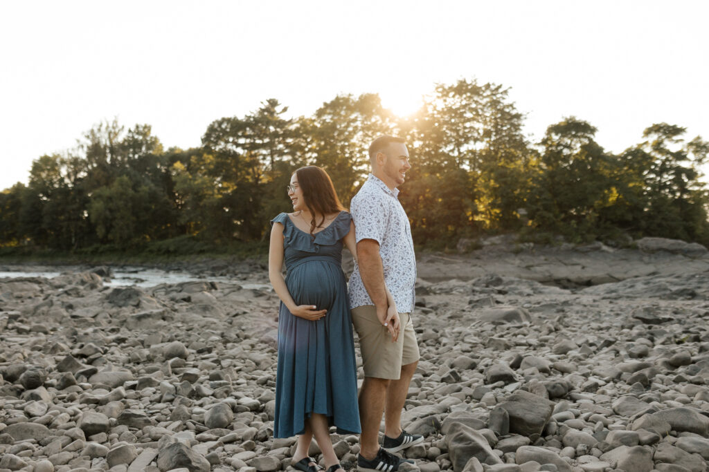 Séance maternité à Québec – couple attendant un bébé en lumière naturelle