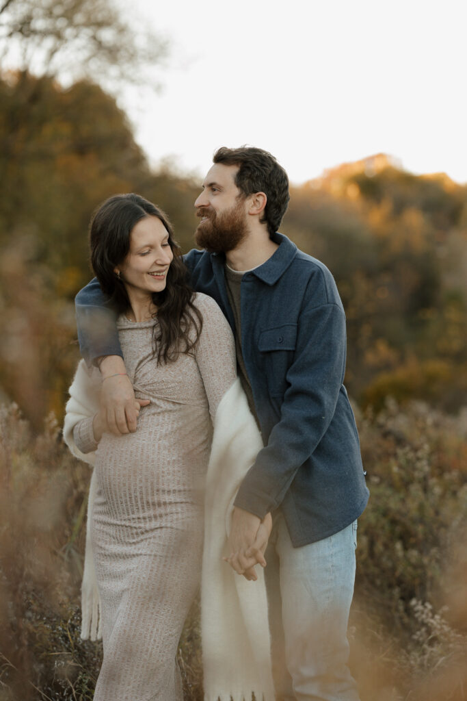 Photo spontanée d’une famille en séance maternité au coucher du soleil